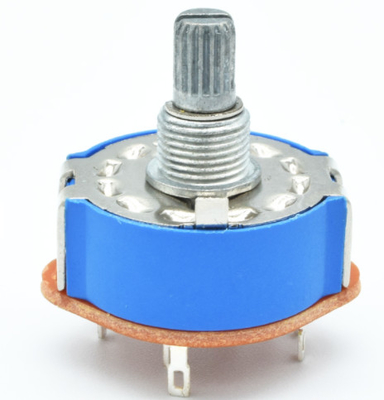 Przełącznik obrotowy o średnicy 25 mm z niebieską osłoną przeciwpyłową używany do urządzeń elektrycznych i przetworników
