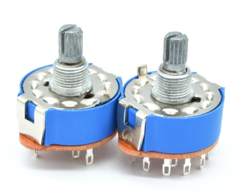 Przełącznik obrotowy o średnicy 25 mm z niebieską osłoną przeciwpyłową używany do urządzeń elektrycznych i przetworników